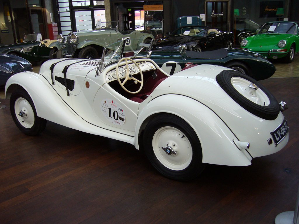 BMW 328 Roadster. Der Wagen wurde 1936 vorgestellt und von 1937 - 1939 in Serie produziert. Von dem Sport Roadster wurden nur 464 Einheiten gefertigt. Der 6-Zylinderreihenmotor mit 1.971 cm Hubraum leistet 80 PS und kann den Wagen auf 150 km/h beschleunigen. Siege beim Eifelrennen 1936 und der Mille Miglia 1939 unterstreichen den sportlichen Charakter dieses Sportwagens. Classic Remise Dsseldorf am 26.01.2013.