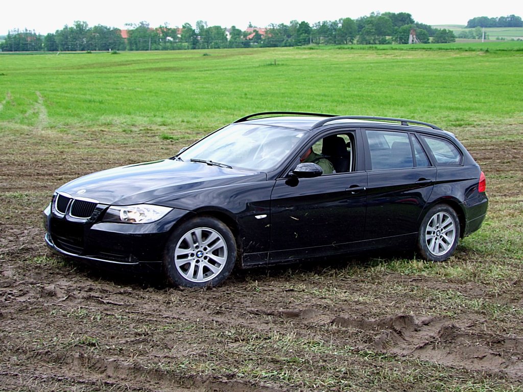 BMW 3er-Kombi beweist sich auch auf durchweichter gatschiger Wiese;100529