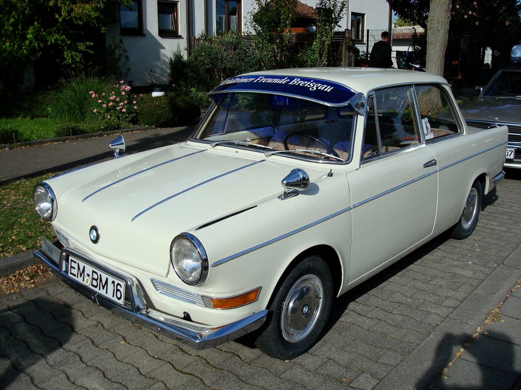 BMW 700, Kleinwagen mit 2-Zyl.4-Takt-Boxermotor (vom Motorad), luftgekhlt im Heck angeordnet, 697ccm, 30+40PS, 120Km/h, wurde in -zig verschiedenen Ausfhrungen von 1959-65 gebaut, Oldtimertreffen FR-Hochdorf Sept.2007