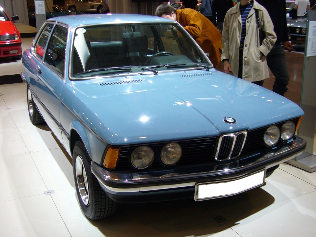 BMW E21. 1975 - 1983. Der E21 wurde ab 02.05.1975 ausgeliefert. Er war der Nachfolger des legendren 02. Whrend seiner achtjhrigen Bauzeit gab es ihn mit diveren Motorisierungen, von einem 1.5l bis zum 2.3l 6-Zylinder. Techno Classica am 25.03.2012.