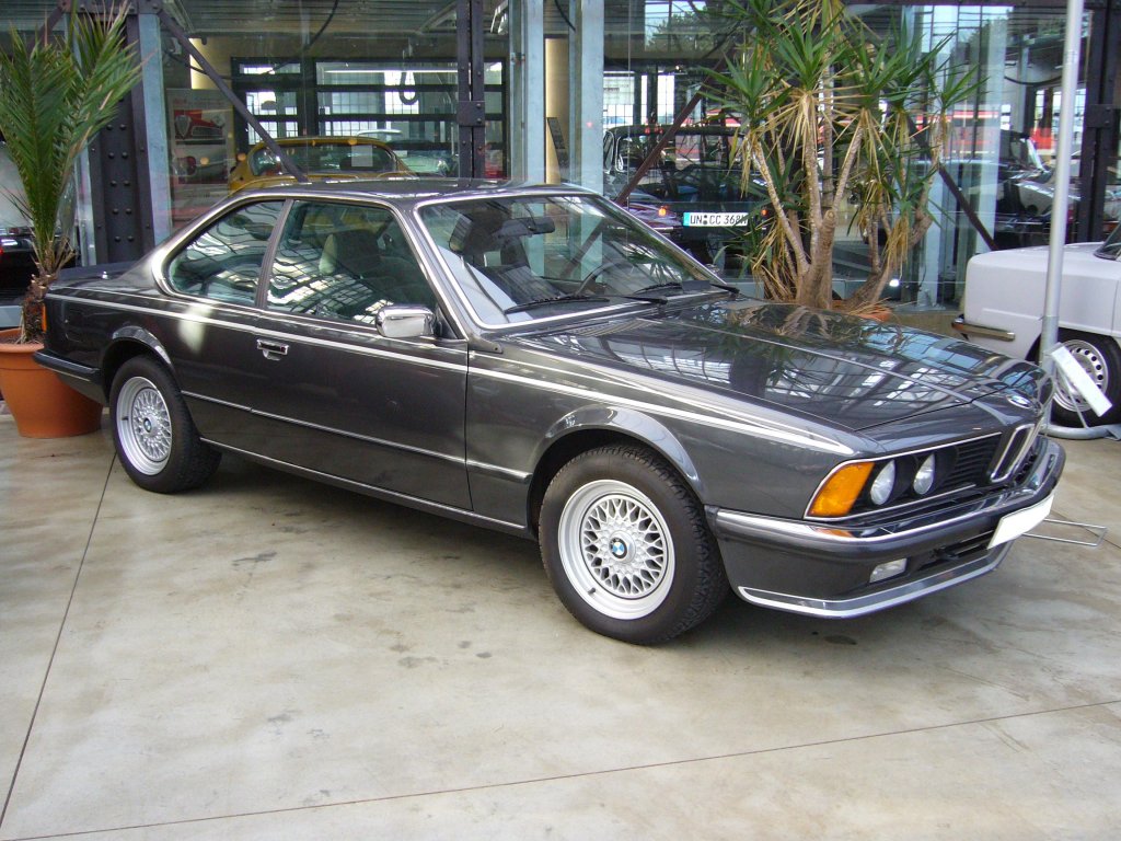 BMW E24 628 CSi. 1979 - 1987. Die E24 Reihe wurde 1976 auf dem Genfer Salon vorgestellt. Der 628 CSi lste 1979 das  Urmodell  630 CS mit Vergasermotor ab. Der 6-Zylinderreihenmotor leistet 184 PS und wird durch eine elektronische Bosch L-Jetronic mit Krafstoff versorgt. Meilenwerk Dsseldorf.