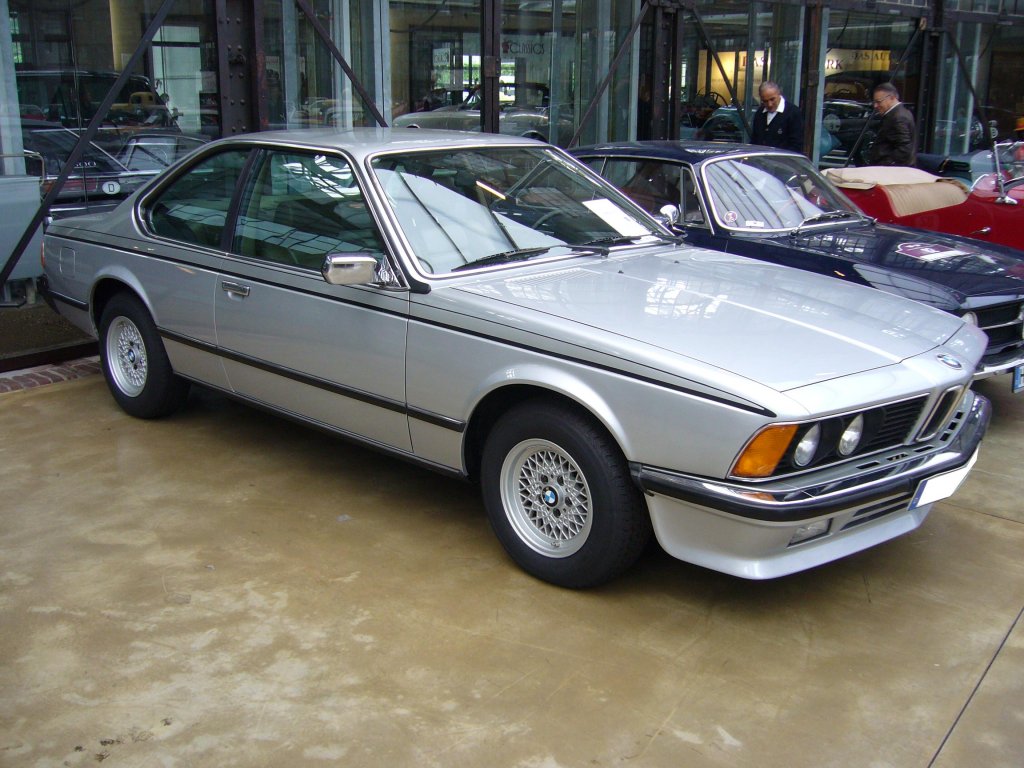 BMW E24 635 CSi. 1976 - 1989. Hier wurde ein 635 CSi der ersten Serie, gebaut von 1978 - 1981 abgelichtet. Der 6-Zylinderreihenmotor mit 3.453 cm Hubraum leistet in dieser Version 218 PS. Der abgelichtete E24 wurde im Mrz 1979 erstmals zugelassen. Fr ein solches Auto mute man mindestens DM 50.400,00 beim BMW-Hndler abgeben. Classic Remise Dsseldorf am 15.09.2012.