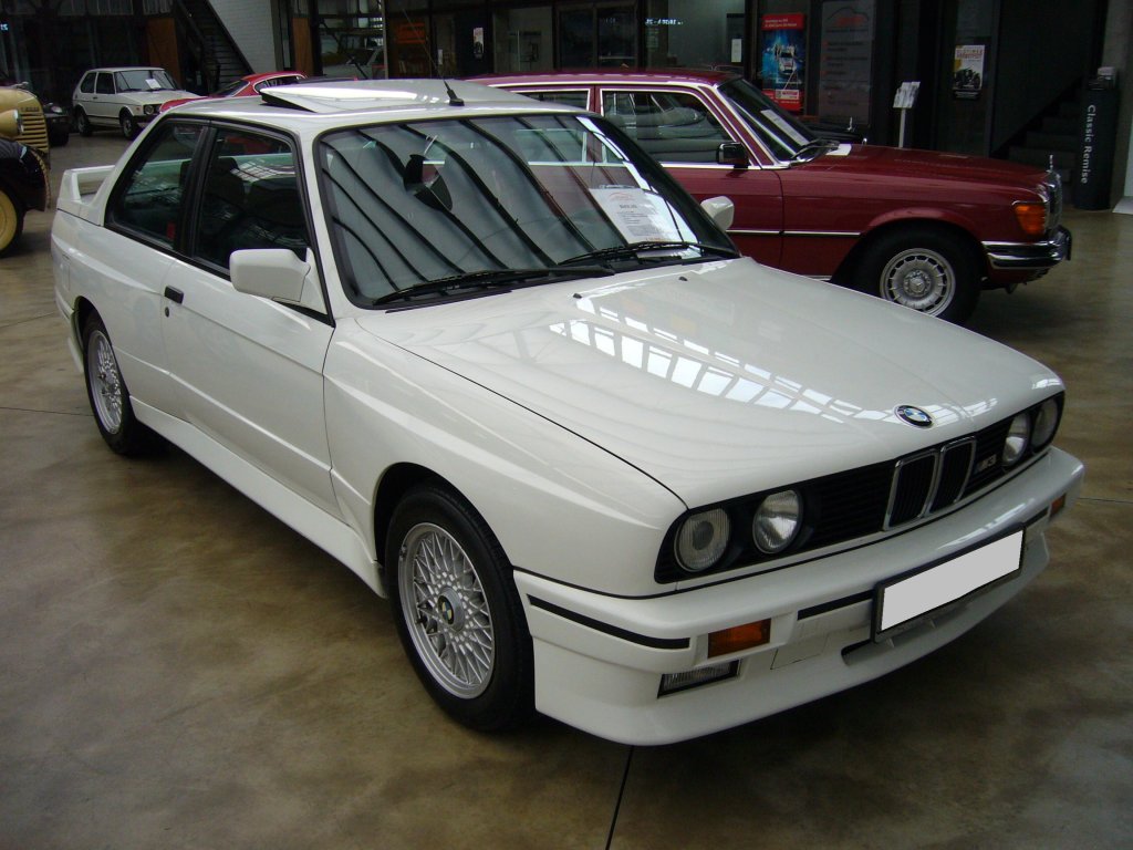 BMW E30 M3. 1986 - 1991. Der M3 war ursprnglich als Homologationsmodell fr die DTM gedacht. Der 4-Zylinderreihenmotor mit 2.302 cm Hubraum leistet 220 PS. Classic Remise Dsseldorf am 25.08.2012.