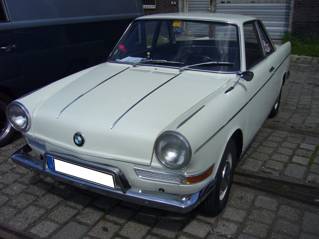 BMW LS Coupe. 1964 - 1965. Der LS basierte auf dem 1959 vorgestellten BMW 700. Um die Beinfreiheit zu verbessern, hatte man den den Radstand um 16 cm verlngert. Das Couipe ist mit einem 2-Zylinderboxermotor ausgerstet und leistet 40 PS aus 697 cm Hubraum. Der DM 5.850,00 teure 2/2 Sitzer verkaufte sich noch 1.730 mal. Oldtimertreffen Kokerei Zollverein am 02.06.2013.