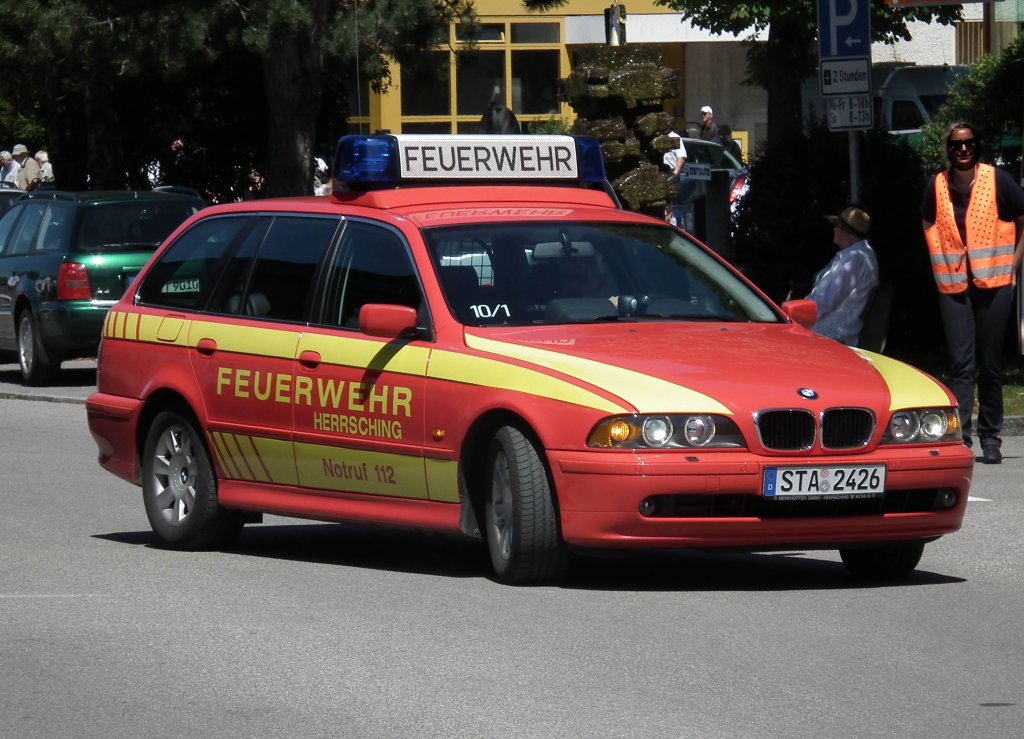 BMW Touring der Freiwilligen Feuerwehr Herrsching am Ammersee fhrt den Festzug an, Juli 2010