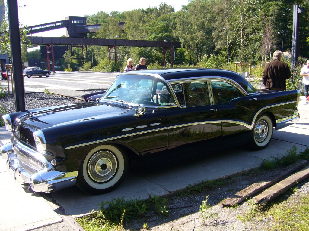 Buick Special 40  Sedan  von 1957. V8-Motor mit 5.962 cm Hubraum und 250 PS. Serienmig war de 40´er mit einem 3-Ganggetriebe ausgestattet, man konnte jedoch gegen Aufpreis das Dynaflowgetriebe ordern. Diese Karosserievariante wurde 59.739 mal gebaut und war ab US$ 2.660,00 zu haben. Oldtimertreffen Zollverein.