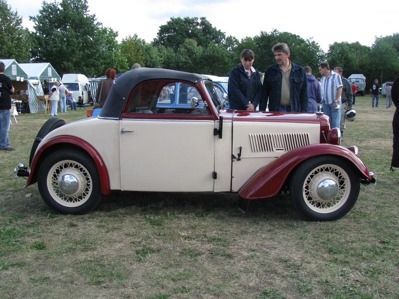 Cabriolet DKW AutoUnion F8 - 700 Cabriolet 2+2 Sitzer (Meisterklasse), Baujahr 1936; aus dem Landkreis Herzogtum Lauenburg, Hagenow 30.08.2009.
Diese Auto´s wurde 1939 - 1942 gebaut.
