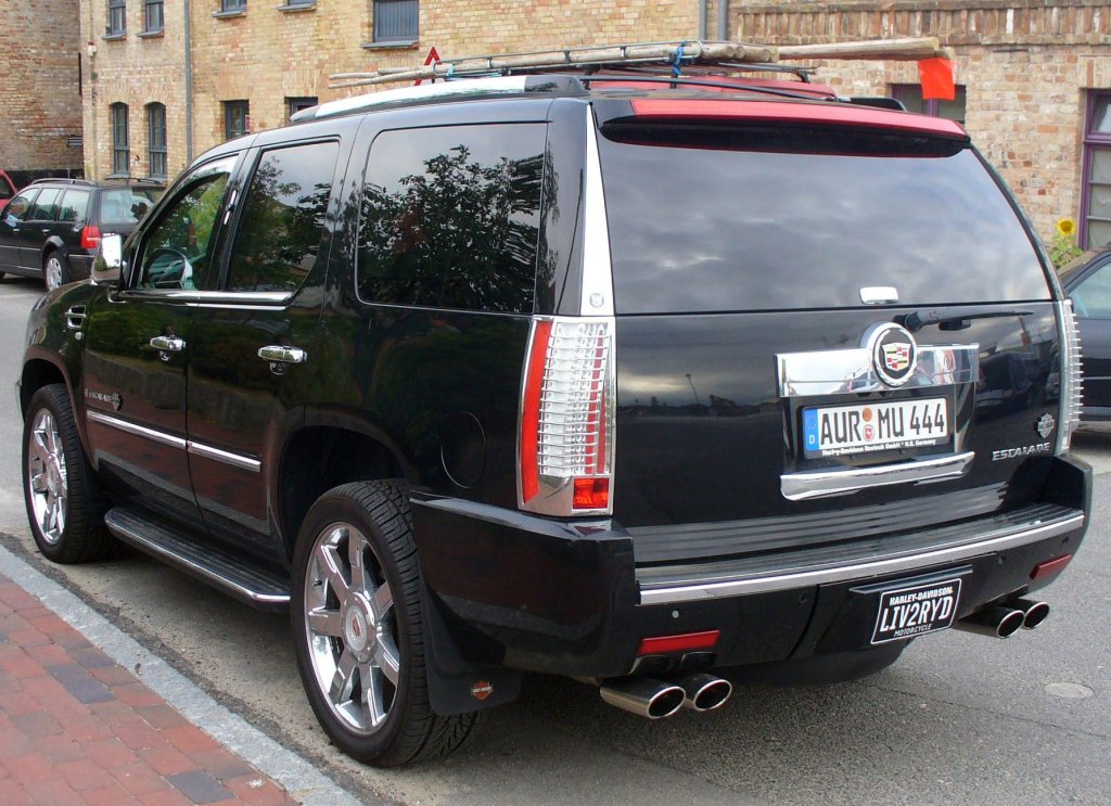 Cadillac Escalade der 3. Generation in Rostock am 1.8.2013, Heckansicht