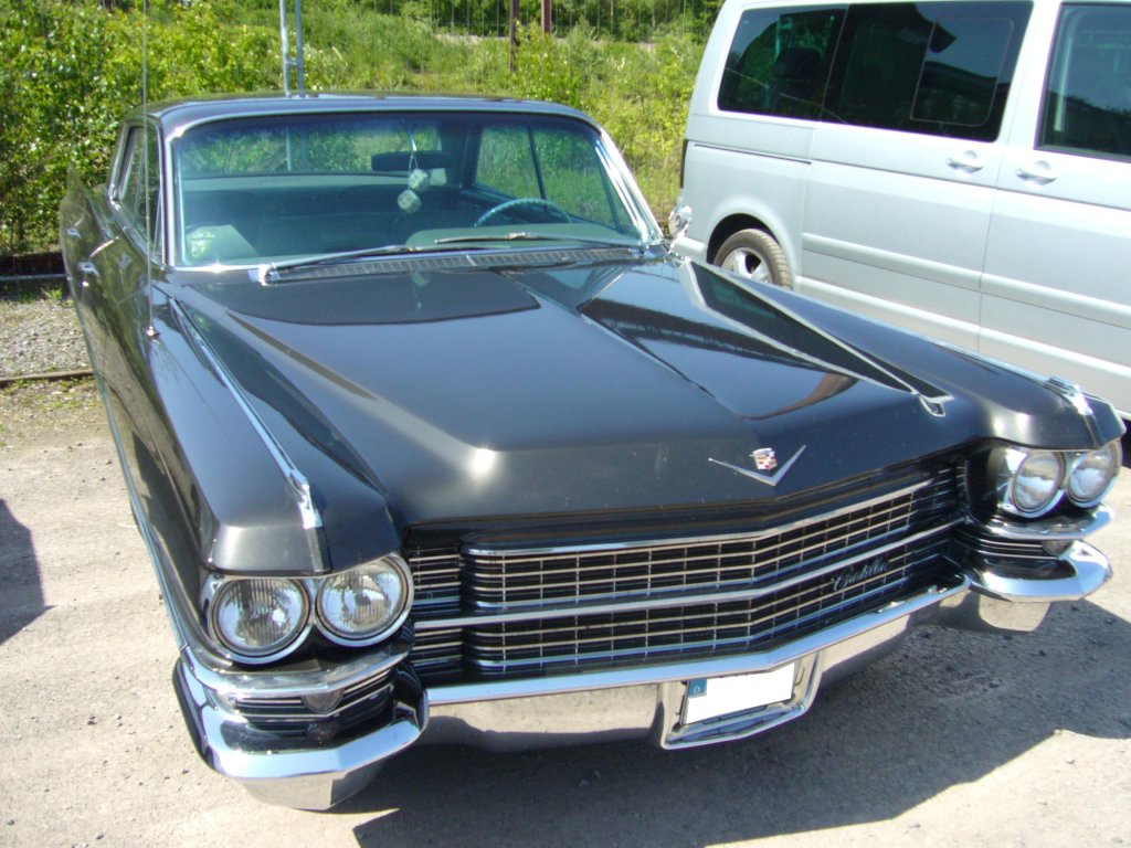 Cadillac Fleetwood Series 60 von 1963. Fr den Luxus diesen  kleinen  viertrigen Cadillac zu fahren legte man 1963 US $ 6.039,00 auf die Ladentheke des Cadillac-Dealers. Diese Karosserievariante verkaufte sich im Modelljahe 1963 exakt 14.000 mal. Besucherparkplatz der Kokerei Zollverein 01.05.2011.