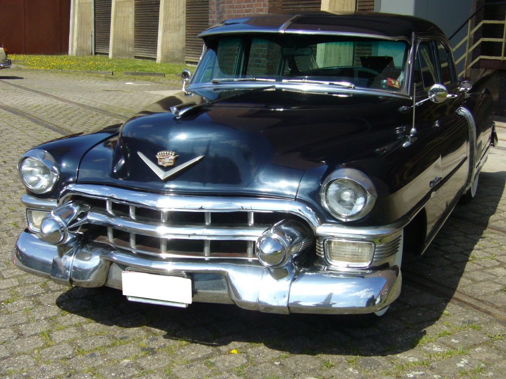 Cadillac Series 60 fourdoor Sedan des Jahrganges 1954. Der V8-Motor leistet 230 PS aus 5.4l Hubraum. Oldtimertreffen Kokerei Zollverein am 05.05.2013.