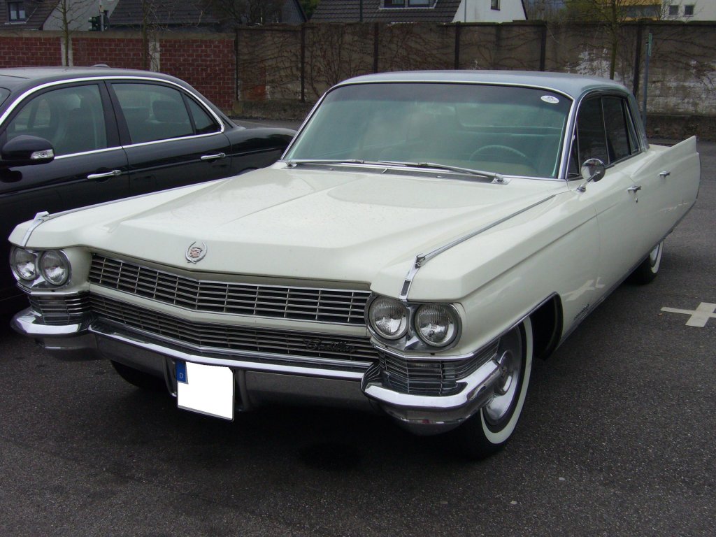 Cadillac Series 60-S Fleetwood special Sedan des Jahrganges 1964. Bei der Motorisierung konnte der Kufer zwischen einem 6.4l und einem 7.0l V8-motor whlen. Die Leistung lag bei 325 bzw. 340 PS. Besucherparkplatz der Classic Remise am 06.04.2012.
