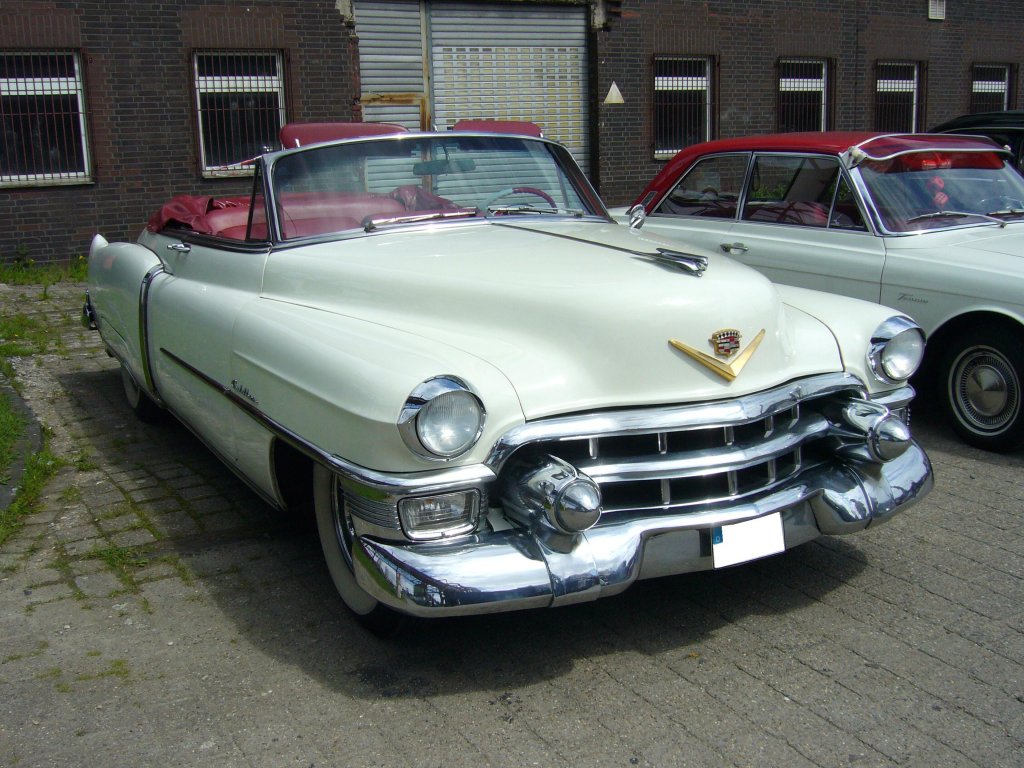 Cadillac Series 62 Convertible des Jahrganges 1953. Dieses Luxuscabriolet verkaufte sich 1953 exakt 8.367 mal. Fr ein Fahrzeug ohne zustzliche Features mute man US$ 4.144,00 auf den Tisch des Cadillac-Dealers legen. Der V8-motor hat 5.222 cm Hubraum und leistet 210 PS. Oldtimertreffen Kokerei Zollverein am 01.07.2012.