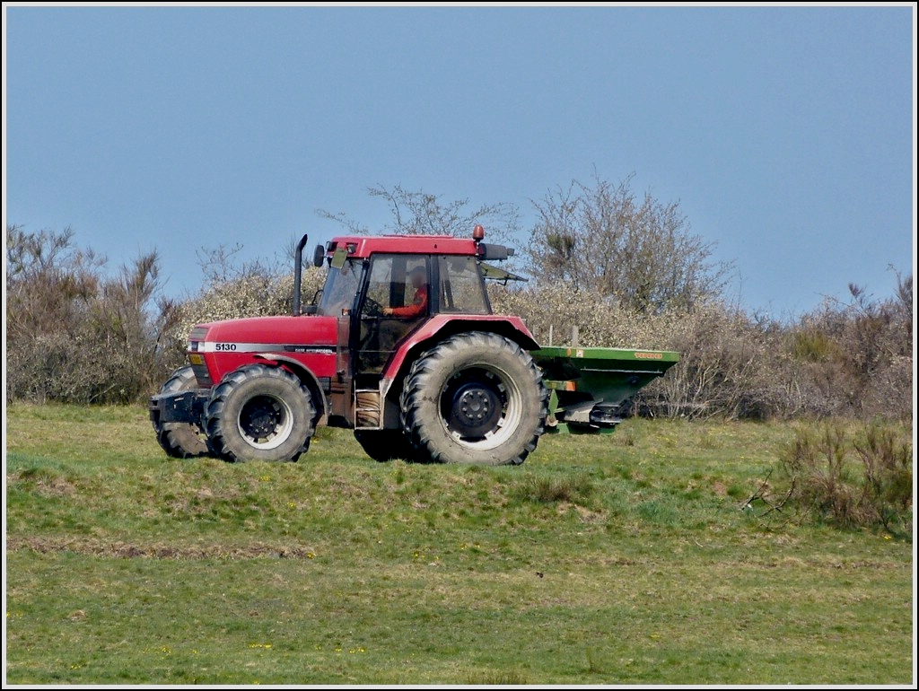 Case 5130 Allrad Traktor mit Dngerstreuer verteilt Volldnger auf sehr unebenem Gelnde. 06.04.2012 