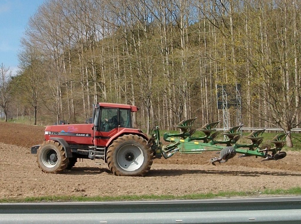 Case-Traktor 7210 mit Pflug am 24.April 2010 auf einem Feld bei Bergen/Rgen.