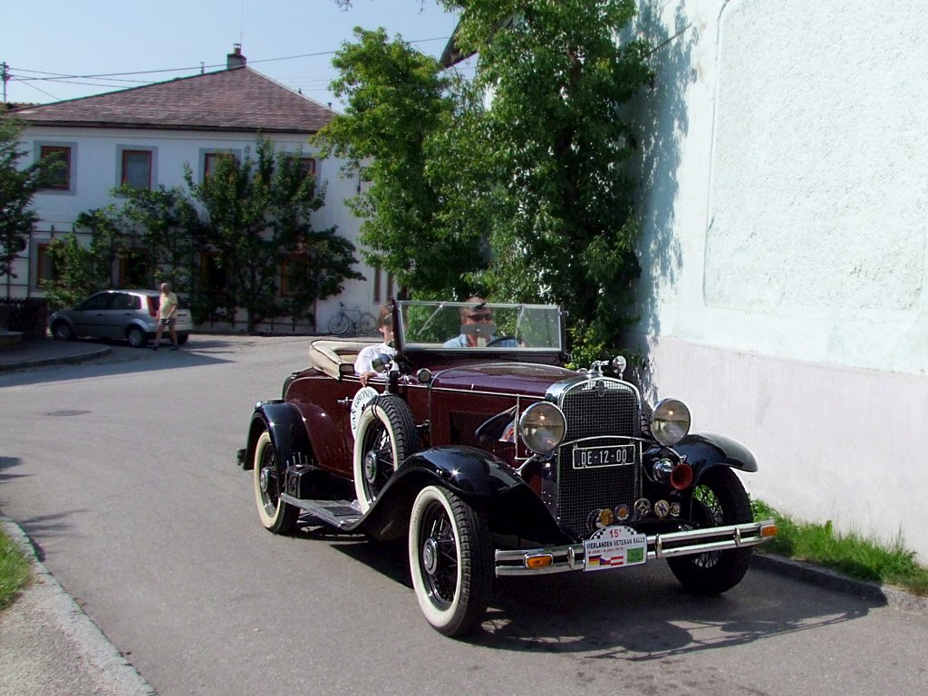 Chevrolet-1931,IndependenceSportRoadster nimmt an der  15te-Vierlanden-Veteran-Rally-2010  teil, und erreicht soeben das Etappenziel Waldzell;100629