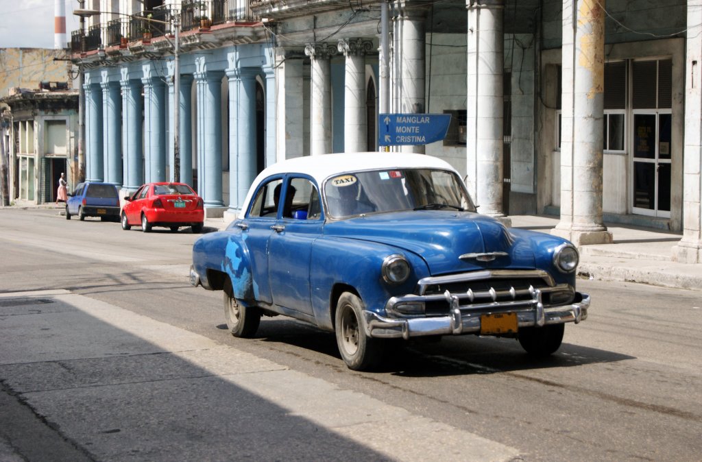 Chevrolet aus den 50er Jahren unterwegs in Havanna. Die Aufnahme stammt vom 12.07.2013.