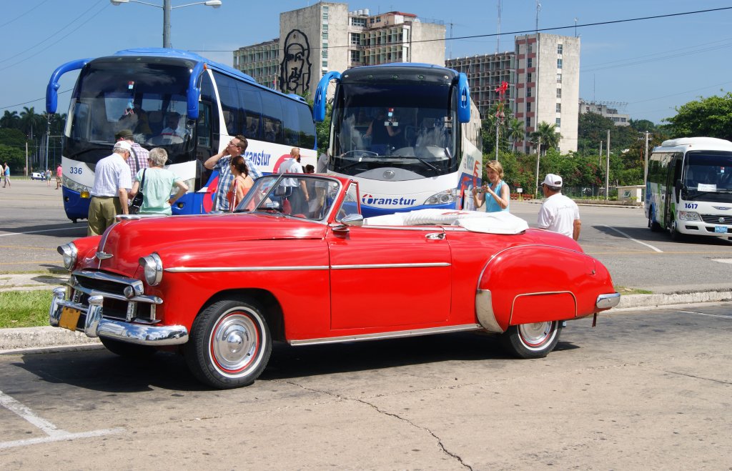 Chevrolet Cabriolet aus den 50er Jahren auf dem Platz der Revolution in Havanna. Die Aufnahme stammt vom 12.07.2013.
