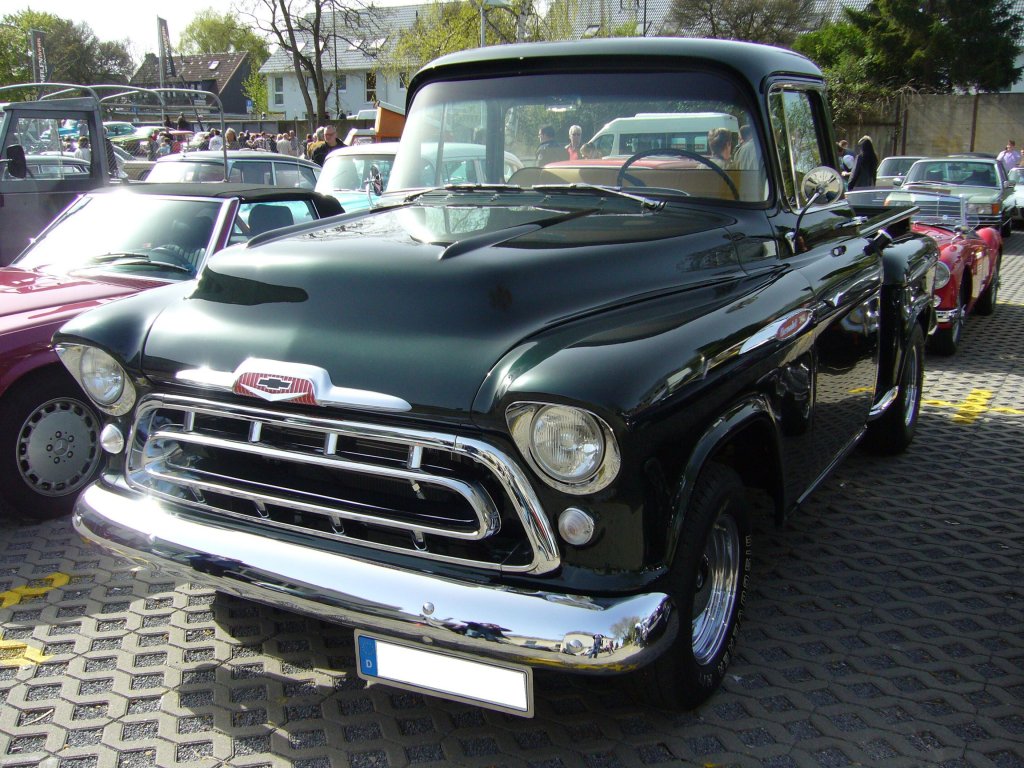 Chevrolet Cameo von 1957. Die 1957´er Pickup-modelle von Chevrolet wurden stark an die Optik des gleichen PKW Jahrganges angepasst. Saisonerffnung am Dsseldorfer Meilenwerk 10.04.2011.