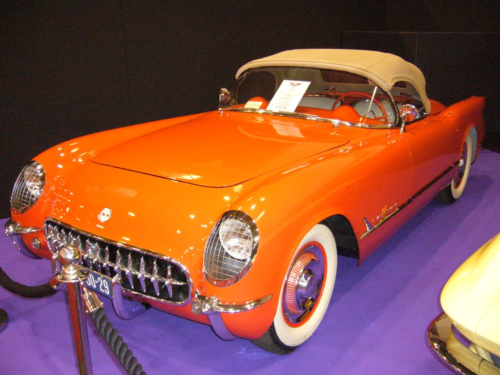 Chevrolet Corvette 1953. Die Jahrgnge 1953 und 1954 waren bei der Corvette identisch. 1953 waren fr die Vette US$ 3.512,00 zu zahlen. 1954 erhhte sich der Preis um $ 11,00. Im Jahr 1953 verkaufte sich die Corvette 315 mal und 1954 bereits 3.640 mal. Essen Motorshow 30.11.2010.