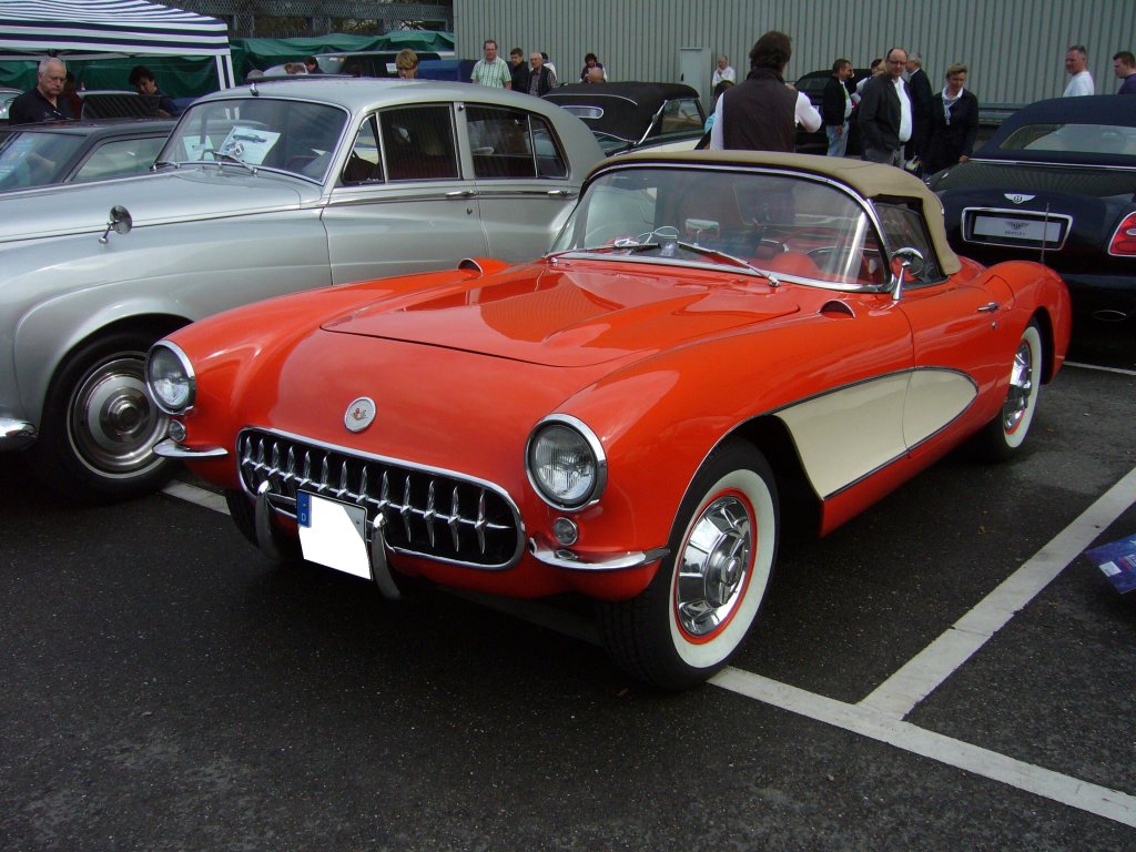 Chevrolet Corvette der Jahrgnge 1956 - 1957. Der V8-Graugumotor konnte wahlweise 220 PS 240 PS oder 283 PS leisten. Ab 1957 konnte man optional eine Ramjet Benzineinspritzung ordern. Techno Classica 03.04.2011.