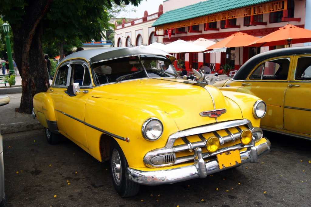 Chevrolet De Luxe aus den 50er Jahren auf einem Parkplatz bei Santiago de Cuba. Die Aufnahme stammt vom 11.07.2013.