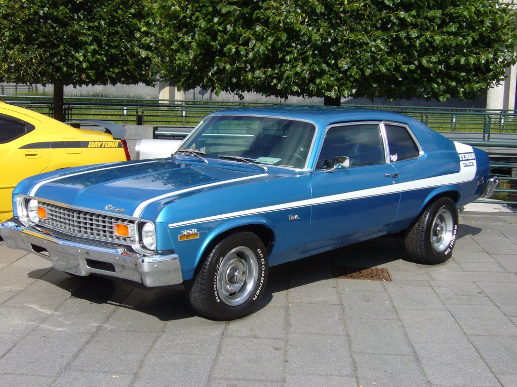 Chevrolet Nova Custom des Jahrganges 1973. Hier wurde das Modell mit der strksten Motorisierung abgelichtet. Der 350 cui V8-motor leistet 175 PS. US-Cartreffen CentroO am 22.07.2012.