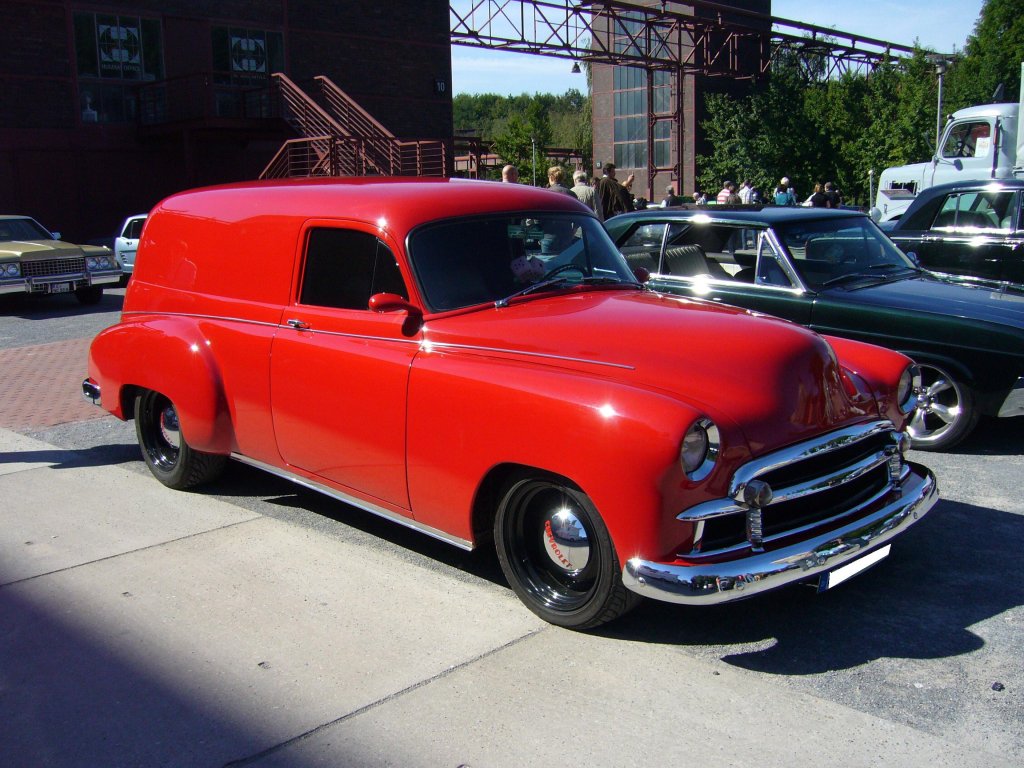 Chevrolet Panel Van von 1950. Beim Panel Van handelt es sich um eine 2-trige Lieferwagenvariante des jeweiligen Jahrganges. Grundstzlich waren die 1950´er Modelle mit einem 3.546 cm 6-Zylinder-Reihenmotor ausgerstet, der 90 PS leistete. Hier wurde ein leicht  gechoppter  Panel Van abgelichtet. Oldtimertreffen Zollverein.