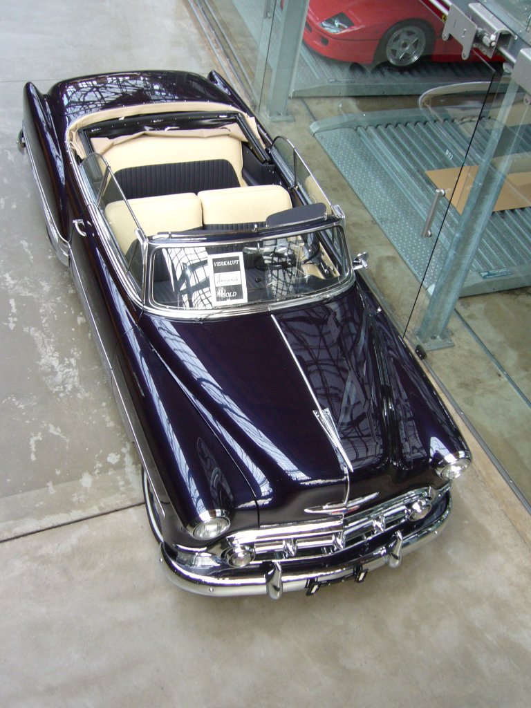 Chevrolet Series 2400 C Bel Air Convertible des Jahrganges 1953. Diesmal von oben. Technische Einzelheiten siehe Bild 70316. Classic Remise Dsseldorf am 25.08.2012.