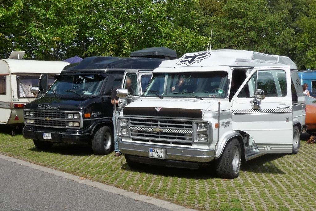 Chevy Vans in schwarz und wei, US-Car-Show Grefrath 2011-08-21 