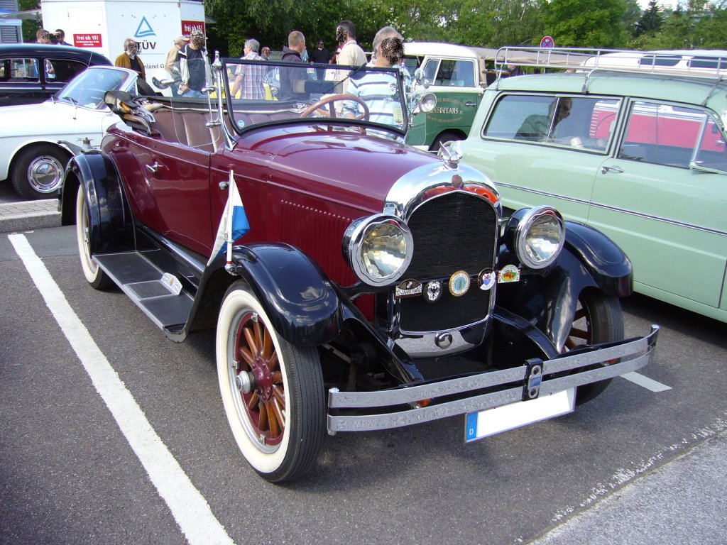 Chrysler Four Roadster. 1925 - 1926. In diesen beiden Jahren wurde ein 4-Zylinderreihenmotor mit 3.044 cm Hubraum verbaut, der 38 PS leistet. Oldtimertreffen beim TV Wuppertal am 10.06.2012.