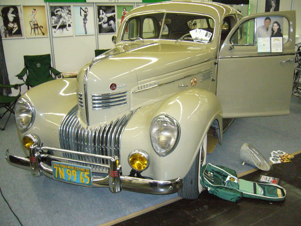 Chrysler New Yorker Series C-23-Eight des Jahrganges 1939. Der New Yorker war die mittlere Ausstattungsvariante der Series C-23. Darunter rangierte der Imperial und darber der Saratoga. Der 5.290 cm groe 8-Zylinderreihenmotor leistet 130 PS. Von dieser Modellreihe setzte Chrysler im Jahr 1939 12.536 Autos ab. Techno Classica am 25.03.2012.