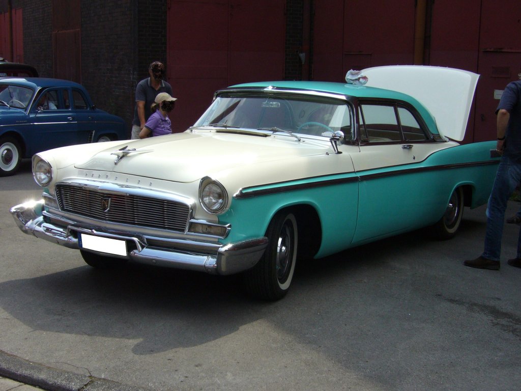 Chrysler New Yorker St. Regis Hardtop Coupe von 1956. Die Ausstattungsreihe St. Regis war im 1956´er Modelljahrgang die Top-Ausstattungsvariante. Ein solches Coupe schlug mit US$ 3.995,00 zu Buche und verkaufte sich in diesem Modelljahr 6.686 mal. Oldtimertreffen Kokerei Zollverein 05.06.2011.