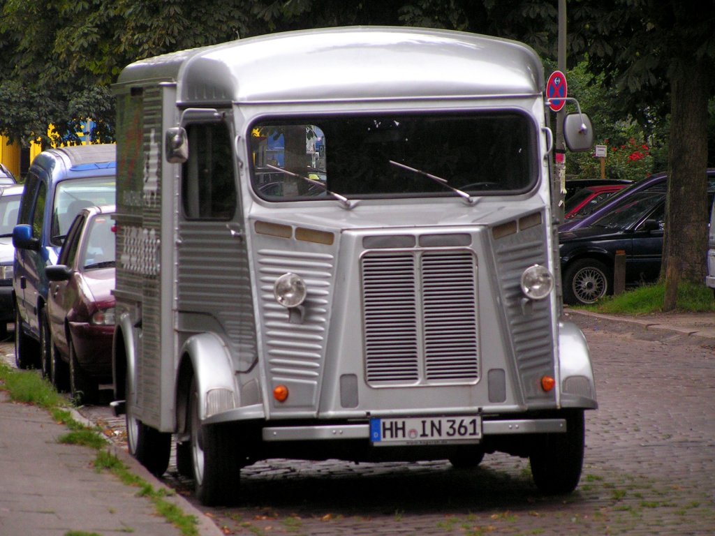 Citroën-Kastenwagen im Stadtteil Altona-Altstadt  / gesehen in Hamburg (Deutschland), 17.08.2005