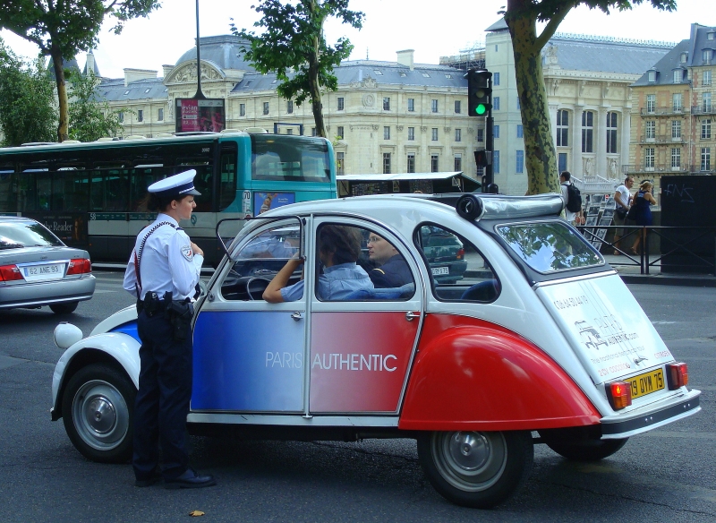 Citroen 2CV als Leihwagen mit Chauffeur. Paris, Juli 2009.