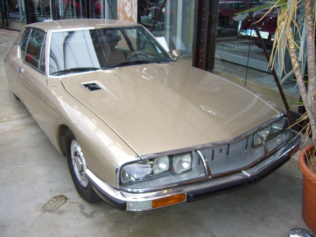 Citroen SM, von 1970 - 1975 wurden 12.920 Exemplare produziert. Die 2.7l & 3.0l Motoren stammten von Maserati. Verantwortlich fr die Motorenentwicklung zeichnete sich der geniale Giulio Alfieri. SM soll mangeblich Serie Maserati heien. Meilenwerk Dsseldorf.