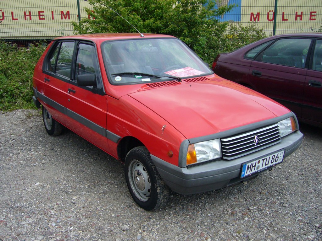 Citroen Visa Club von 1986. Der Visa war als Nachfolger fr den 2CV gedacht und wurde auf der Plattform des Peugeot 104 aufgebaut. Bis auf die Sportversionen, war er grundstzlich mit einem 2-Zylinder Boxermotor versehen. Gebaut wurde er von 1978-1988. Dann wurde er vom AX abgelst. Oldtimertreffen an der  Alten Dreherei  in Mlheim/Ruhr.