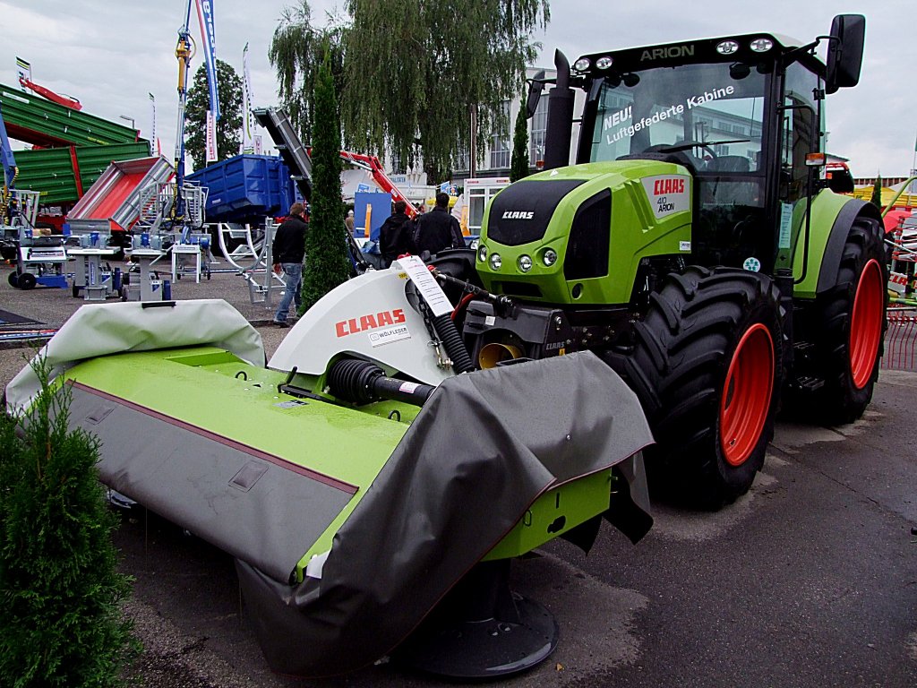 CLAAS 410-ARION; hat eine Leistung von rd. 100kW, und ist auf der Rieder Landwirtschaftsmesse mit einem Frontmhwerk ausgestellt;110908