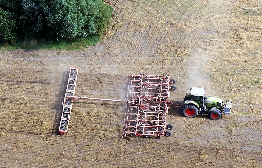 Claas Traktor bei der Feldbearbeitung - 01.09.2005