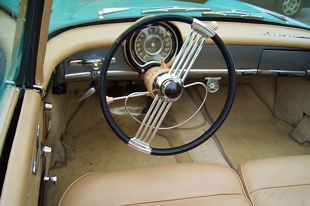  Cockpit  des Simca Aronde Oceane (gebaut 1956–1962) in Vorst, 21.9.2012; so einfach und aufgeräumt, kein Vergleich zu den heutigen Autos...