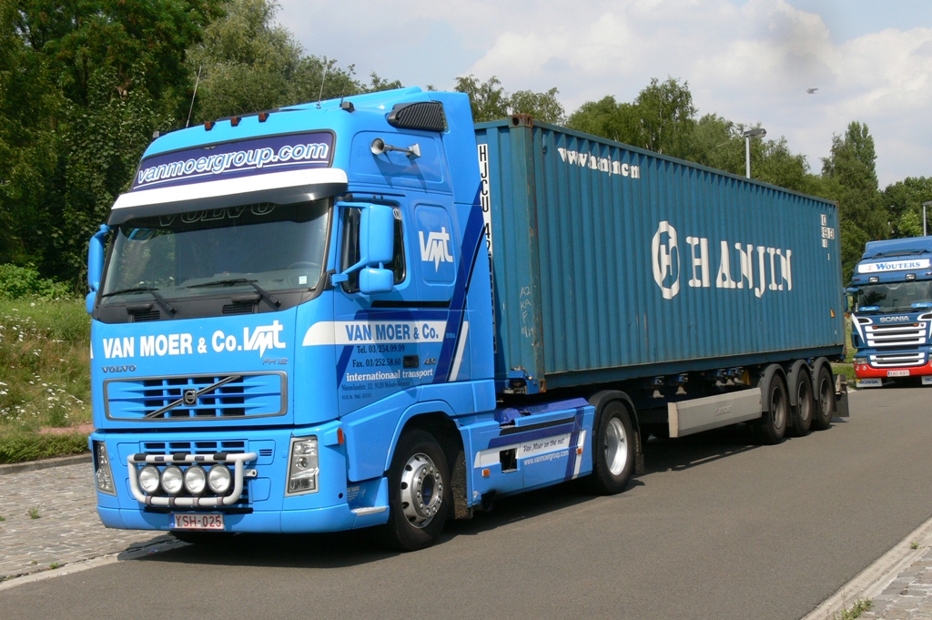 Containersattelzug mit Volvo FH der Firma Van Moer & Co., Aufnahme am 04.07.2009 in Hoboken