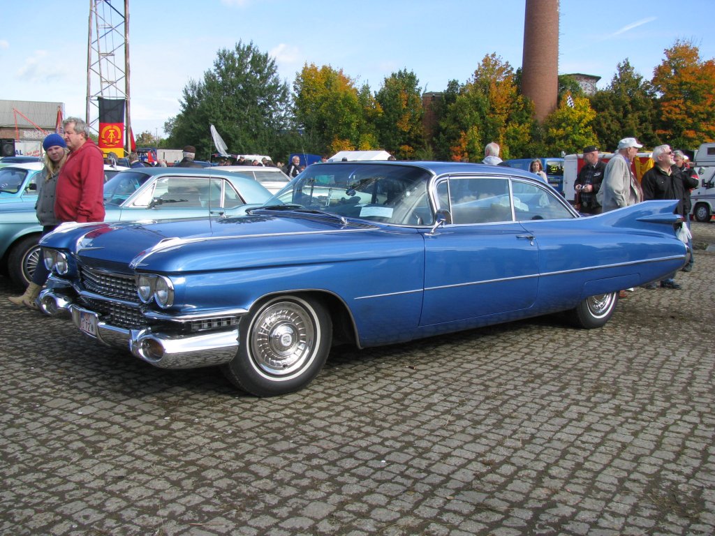 Coup Cadillac de Ville, Serie 62, Baujahr 1959, aus dem ehem. Mritz-Kreis gesehen beim 6. Oldtimertreffen im ex. KIW  Vorwrts  in Schwerin [07.10.2012]