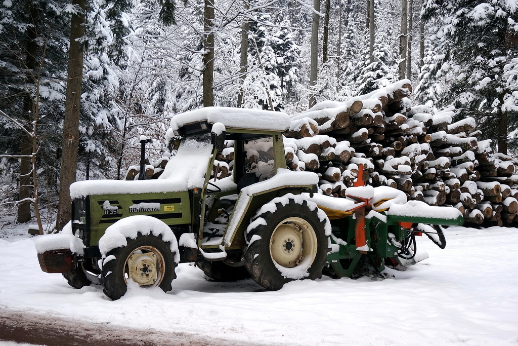 Da steht der Hrlimann H-351 bei der Saalhhe im Aargau und hofft, dass der Schnee bald wieder weg ist, damit er weiter arbeiten kann. 18.1.2013