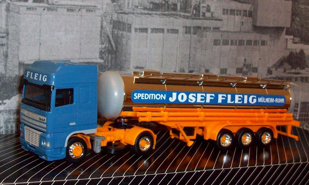 DAF 95 XF Spedition JOSEF FLEIG Mlheim an der Ruhr
Chemietank klein Herpa Sondermodell