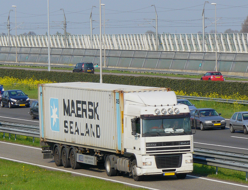 DAF 95XF mit Maersk Sealand Container. Autobahn A4 bei Leiden, Niederlande am 18-04-2011.