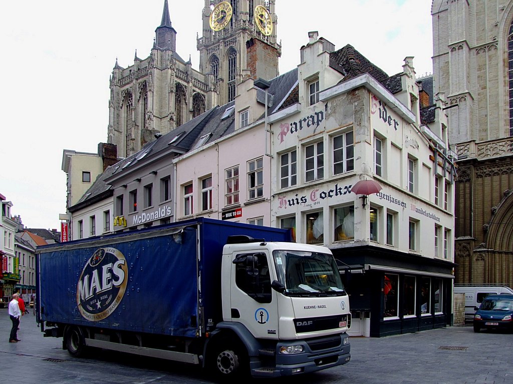 DAF LF 55.250 von Khne+Nagel bei der Zustellung von Waren in der Innenstadt von Antwerpen; 110831