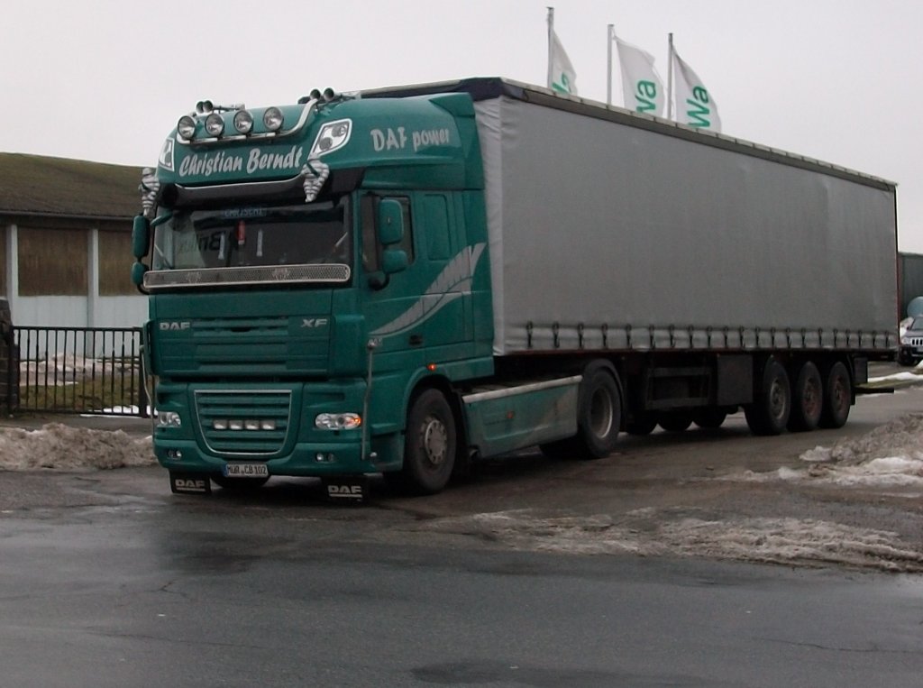 DAF-Sattelzug kam am 13.Januar 2011 von einem Baustoffhandel in Bergen/Rgen.