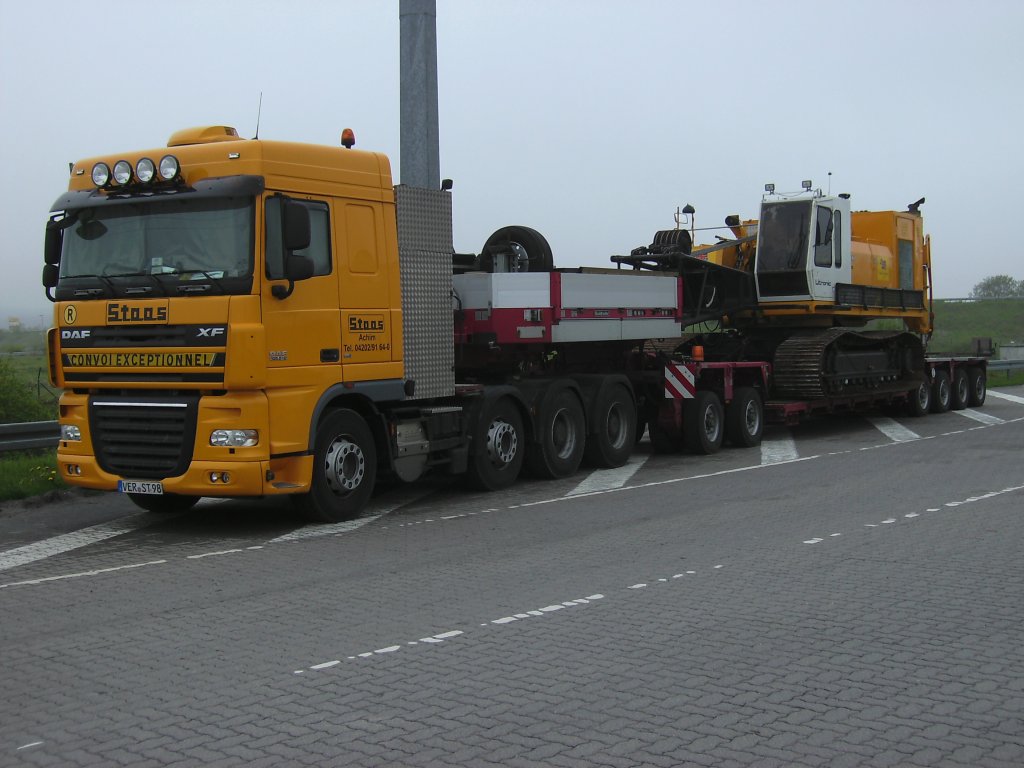 DAF-Schwerlasttransporter im Fhrhafen Mukran.