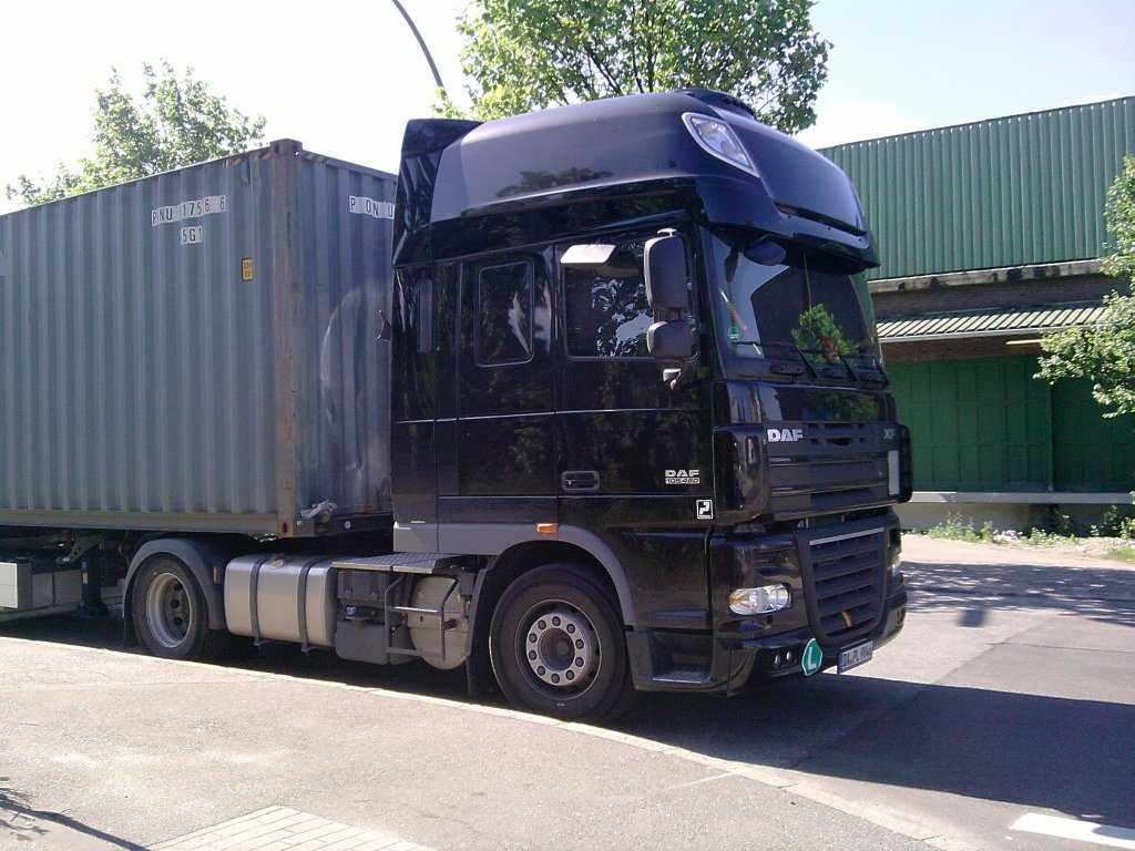 Daf XF 105.480 LowLiner ,mit 40Fu Container in Hamburg,am 26.06.10