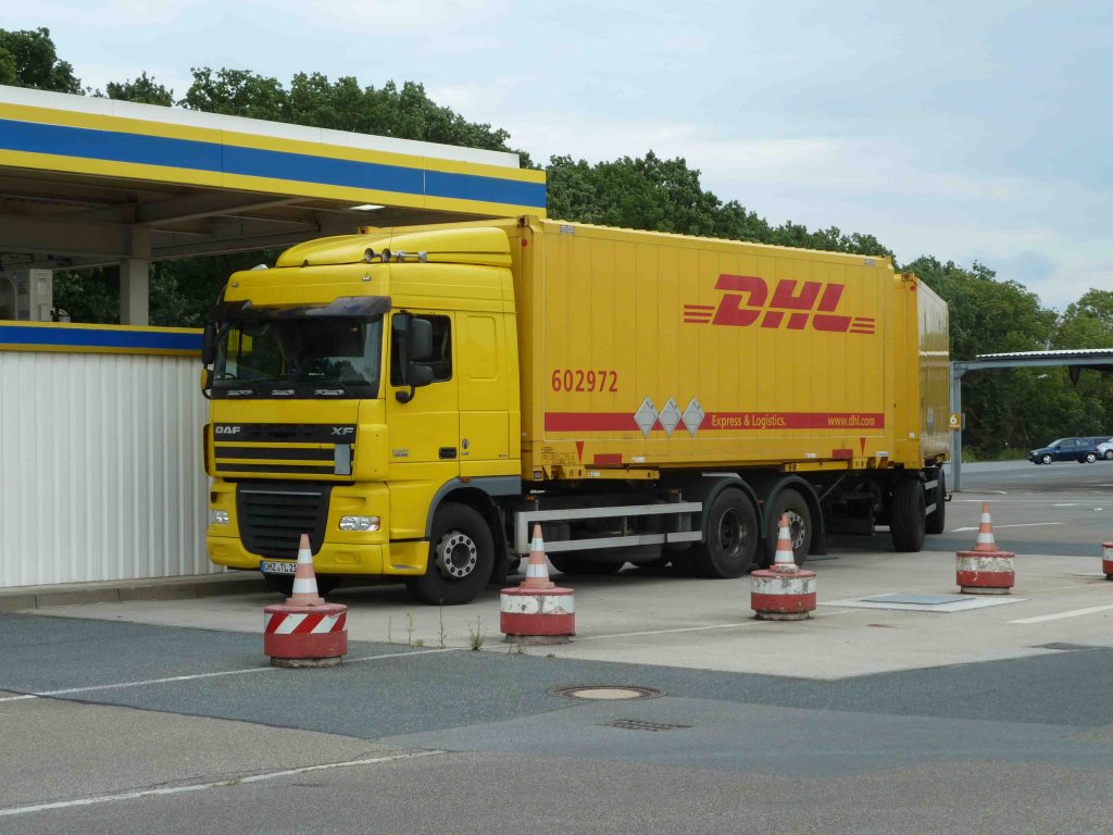 DAF XF von DHL steht zur Betankung in Bremen, Juli 2012