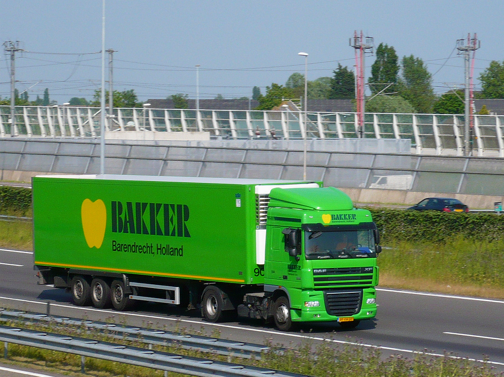 DAF XF der Firma Bakker. Autobahn A4 bei Leiden, Niederlande 21-05-2011.